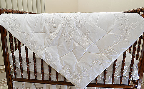 Crib Quitls. Vintage Imperial Embroidery. 36x42 inches. - Click Image to Close